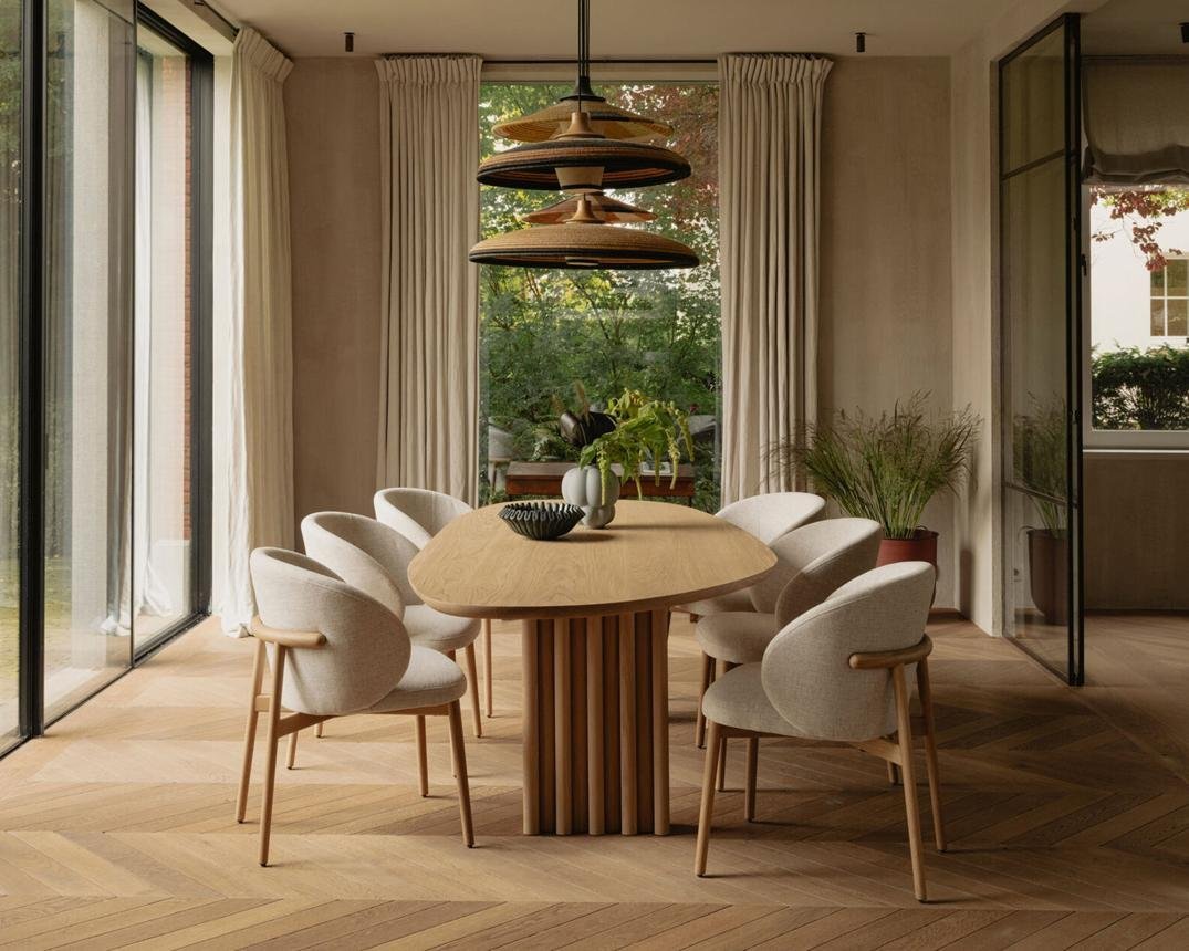 20 Modern Interior Design Ideas for a Stylish, Timeless, and Beautiful Home 19 Table du Sud x Studio Garritsen organische leaf eikenhouten eettafel Oos | Table du Sud