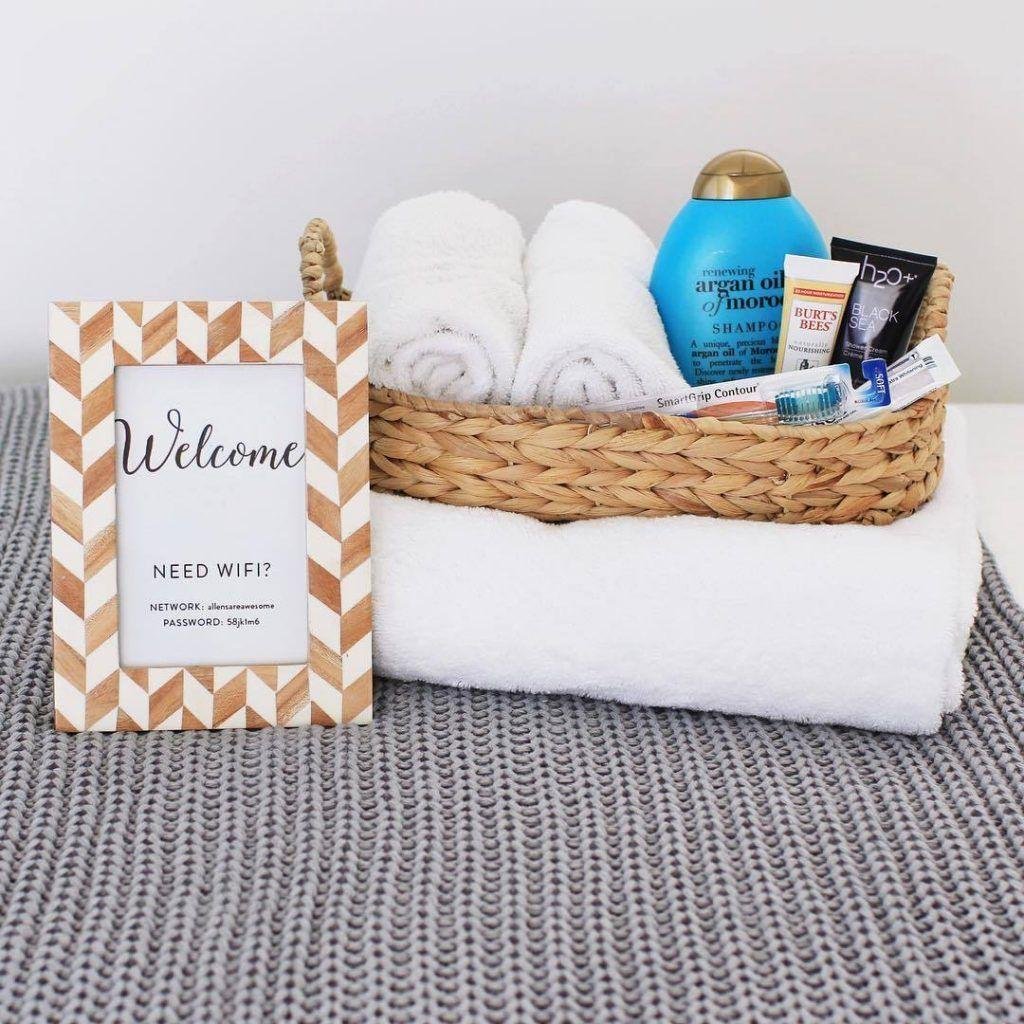 Quarto sobrando? Decore para alugar e receber seu hóspede | Guest room essentials, Guest room baskets, Room essentials